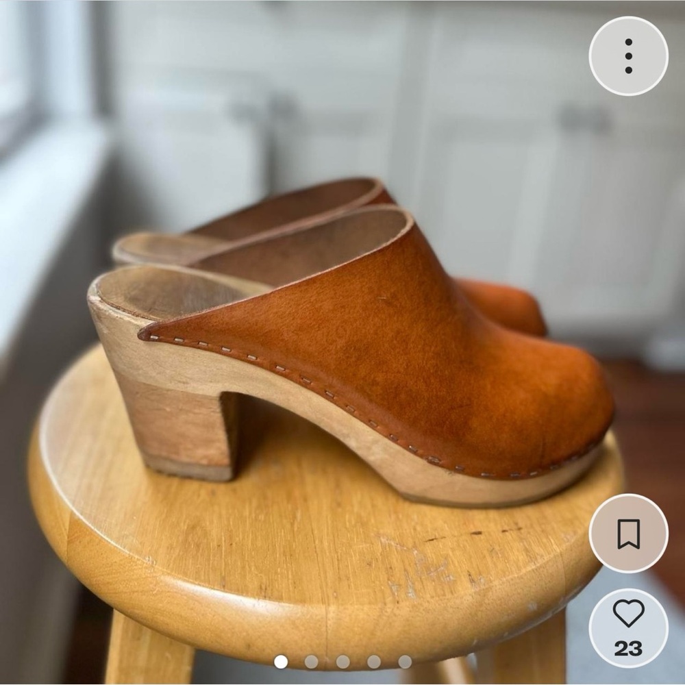 Women's Tan Clogs